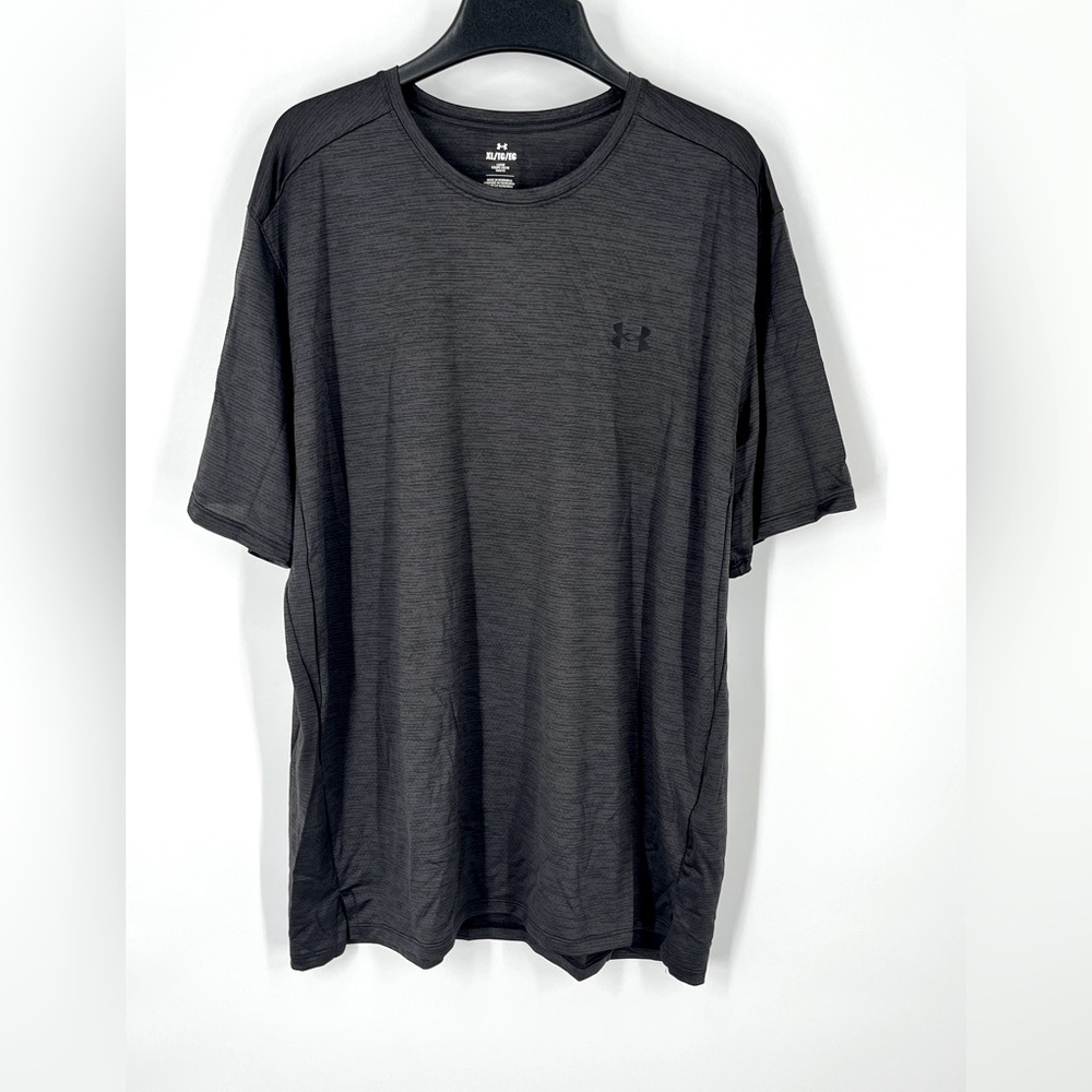 Under Armour Men's Short sleeve shirt. Great condition.